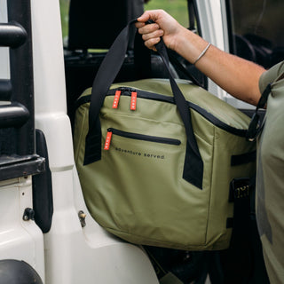 Žalias COBB The Anywhere Bag kelionėje automobiliu
