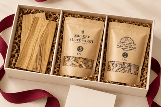 Smokey Olive Wood dovanų rinkinys su alyvmedžio lentelėmis kepimui ir drožlėmis rūkymui – dovanų kompozicija