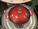 Stilingas emaliuotas ketaus indas - troškintuvas ("casserole"). Raudonas, apvalus ZYLE. 4,8 l. Tiks naudojimui ne tik kamado, bet ir bet kuriame kitame grilyje ar namų virtuvėje. Iš griliai.lt